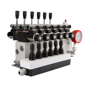 Rozdzielacz hydrauliczny 6 sekcyjny 12V blokowy typu Cetop 3 NG6 z proporcjonalnym regulatorem przepływu w komplecie z panelem sterującym Hydrolider z sześcioma joystickami, manometrem, wtyczkami elektrycznymi i przyłączami