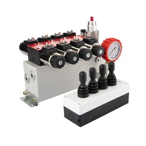 Rozdzielacz hydrauliczny 4 sekcyjny 12V blokowy typu Cetop 3 NG6 z proporcjonalnym regulatorem przepływu w komplecie z panelem sterującym Hydrolider z czterema joystickami, manometrem, wtyczkami elektrycznymi i przyłączami