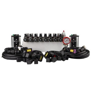 Rozdzielacz hydrauliczny 8 sekcyjny 12V blokowy typu Cetop 3 NG6 z proporcjonalnym regulatorem przepływu w komplecie z dwoma panelami sterującymi Salvarani z dwoma joystickami, manometrem, wtyczkami elektrycznymi i przyłączami