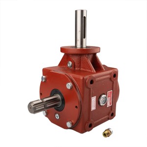 Przekładnia kątowa w żeliwnej obudowie. Przełożenie 1:1,56. Do rozrzutnika obornika.