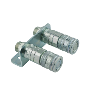 Dwa szybkozłącza hydrauliczne gniazda płaskie suchoodcinające w zestawie ze wspornikiem mocującym. Gwinty zewnętrzne od strony przewodów M18x1.5.