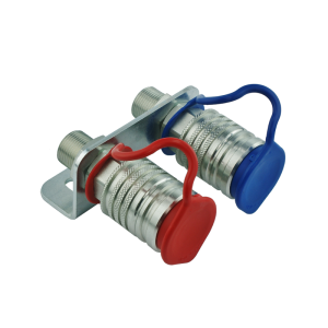 Dwa szybkozłącza hydrauliczne gniazda euro w zestawie ze wspornikiem mocującym oraz kolorowymi osłonami. Gwinty zewnętrzne od strony przewodów M18x1.5.